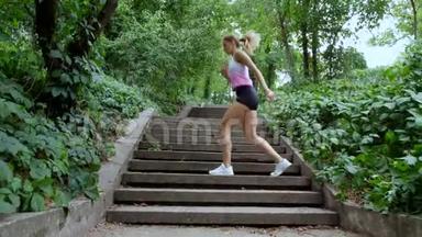 美丽的运动年轻金发女人跑楼上，在森林，公园，在夏天。 进行练习